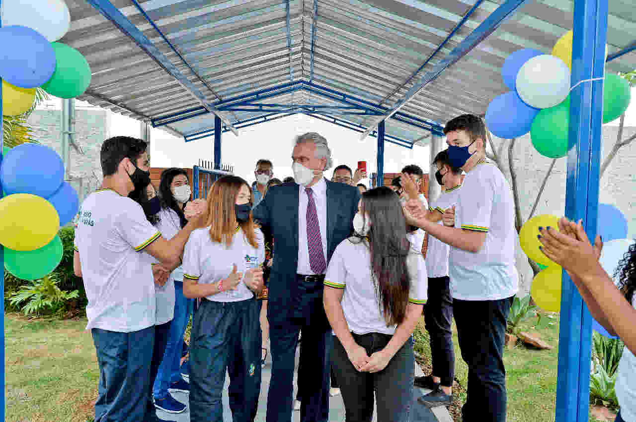Goiás pretende pagar R$ 100 para alunos permanecerem na escola - bolsa estudo pagamento auxilio alunos