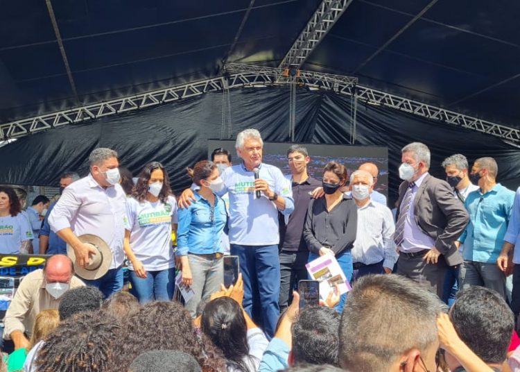 Caiado durante discurso em mutirão | Foto: Folha Z
