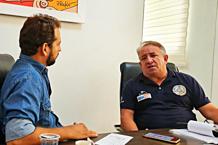 Jornalista Guilherme Coelho entrevista Vilmar Mariano | Foto: Folha Z
