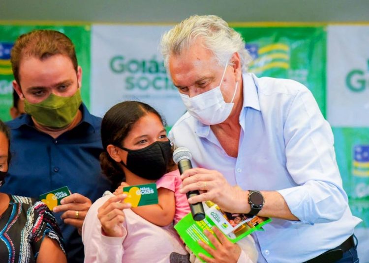 Governador Ronaldo Caiado durante entrega de cartão a beneficiária do programa Mães de Goiás | Foto: Divulgação