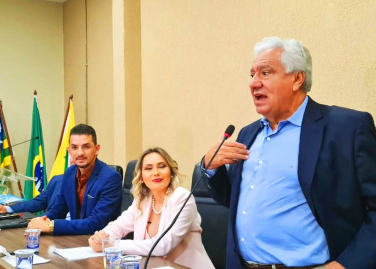 Vilmar Rocha discursa na cerimônia de posse de Camila Rosa e Hans Miller como presidente e vice do PSD Aparecida | Foto: Folha Z