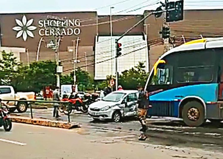 Acidente envolvendo carro de passeio e ônibus do Eixo Anhnaguera | Foto: Leitor / FZ