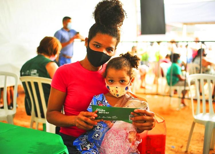 Beneficiária do Aluguel Social mostra cartão recebido em Aparecida de Goiânia | Foto: Octacílio Queiroz