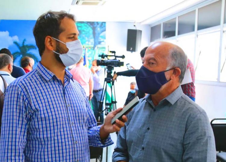 Jornalista Guilherme Coelho entrevista Geferson Aragão | Foto: Ênio Medeiros