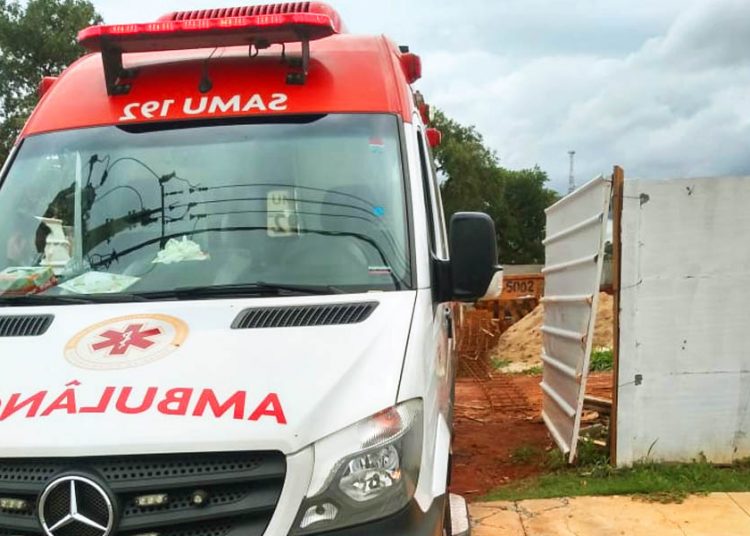 Samu presta socorro a vítima de infarto no Jardim Cristal, em Aparecida de Goiânia | Foto: Leitor / FZ