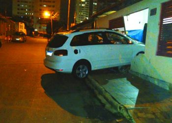 Motorista bêbado derruba portão de casa na Vila Sul, em Aparecida | Foto: Reprodução