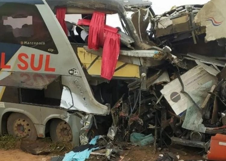 Colisão entre ônibus na BA deixa 4 mortos. 2 vítimas são de Goiás