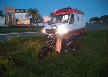 Motociclista sofre acidente sozinho e invade rotatória em Aparecida de Goiânia