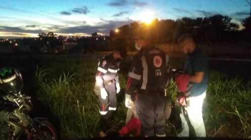 Motociclista sofre acidente sozinho e invade rotatória em Aparecida de Goiânia - acidente moto aparecida rotatoria socorro samu