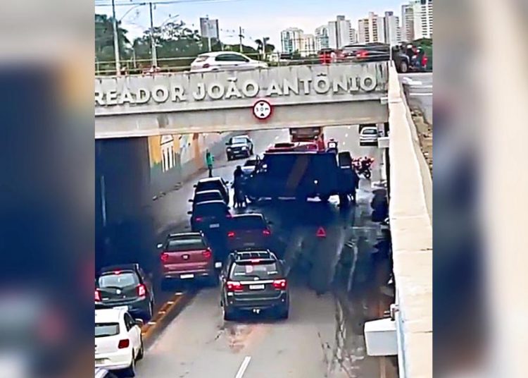 Acidente deixa motociclista morto após queda do viaduto da Vila Brasília, em Aparecida de Goiânia | Foto: Reprodução