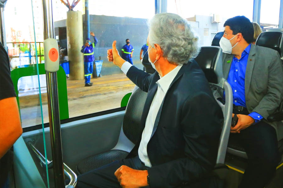 Governador Ronaldo Caiado durante apresentação do ônibus articulado 100% elétrico para circular na linha do Eixo Anhanguera, em Goiânia | Wesley Costa
