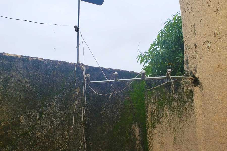 Cerca elétrica foi destruída pelo invasor | Foto: Divulgação / PMGO