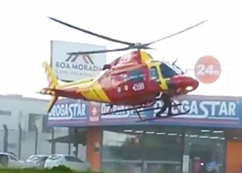 Idoso resgatado pelo helicóptero dos bombeiros no Garavelo B, em Goiânia | Foto: Reprodução
