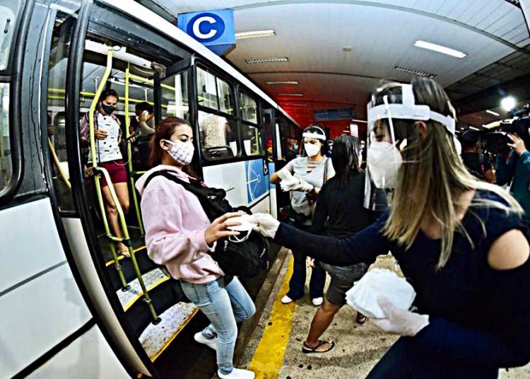 Distribuição de máscaras no transporte coletivo de Goiânia | Foto: Divulgação / Governo de Goiás