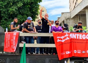 Servidores estaduais protestam em frente à Alego | Foto: Reprodução
