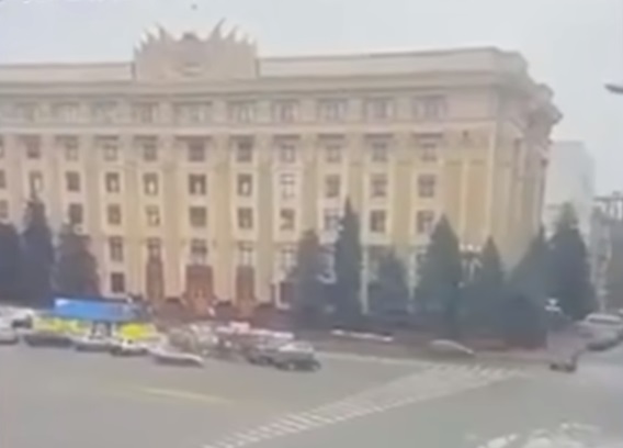 Ucrânia: explosão atinge sede do governo de Kharkiv. Imagens mostram o momento da explosão que marcou o início do sexto dia de conflito entre Rússia e Ucrânia