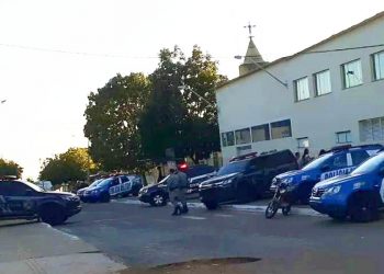 Viaturas da Polícia Militar em frente ao Colégio Estadual Villa Lobos, no Garavelo | Foto: Reprodução