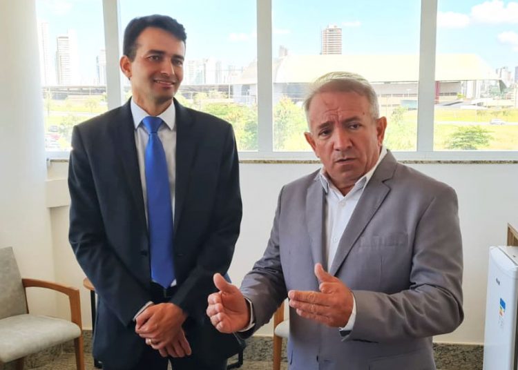 Max Menezes recebe Vilmar Mariano em seu gabinete na Assembleia Legislativa de Goiás (Alego) | Foto: Folha Z