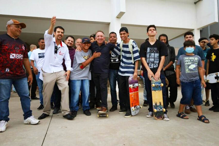Vilmar Mariano recebe jovens fãs de skate em Aparecida de Goiânia | Foto: Divulgação