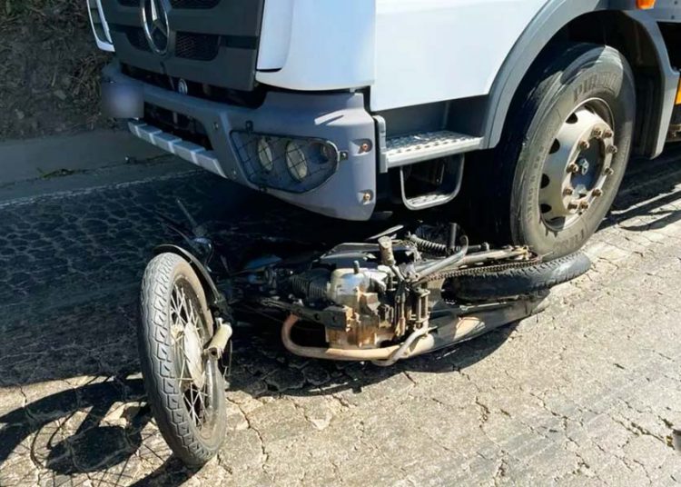 Motociclista morre após bater contra caminhão na BR-153, em Aparecida de Goiânia | Foto: Divulgação / Polícia Civil