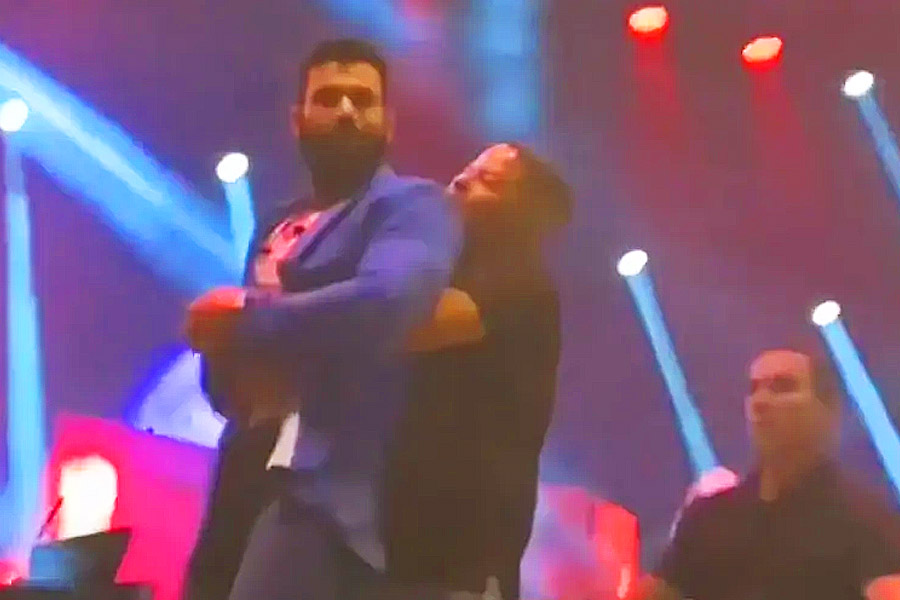 VÍDEO: Homem invade palco e agarra Gusttavo Lima por trás - Folha Z