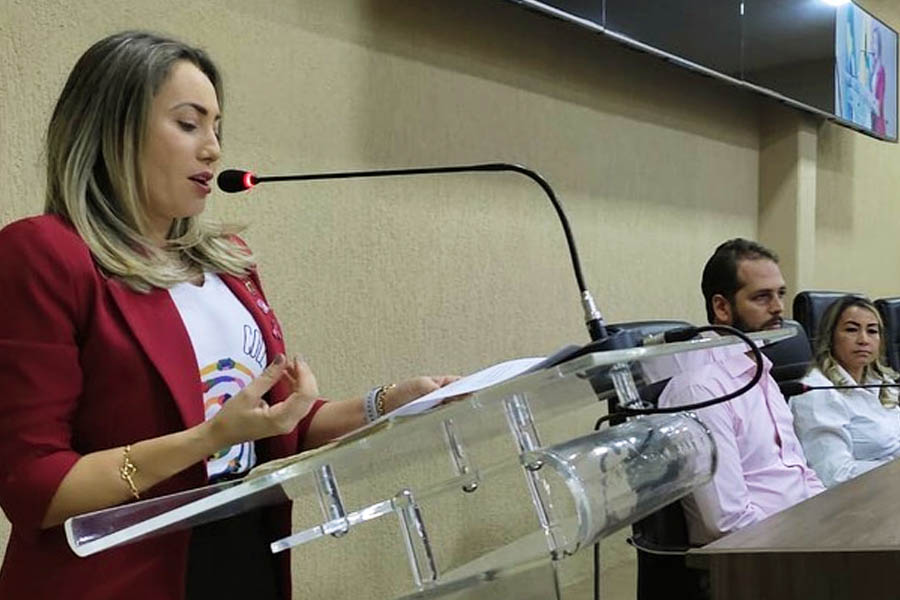 Camila rosa discursa em homenagem a jornalistas na Câmara de Aparecida de Goiânia | Foto: Reprodução