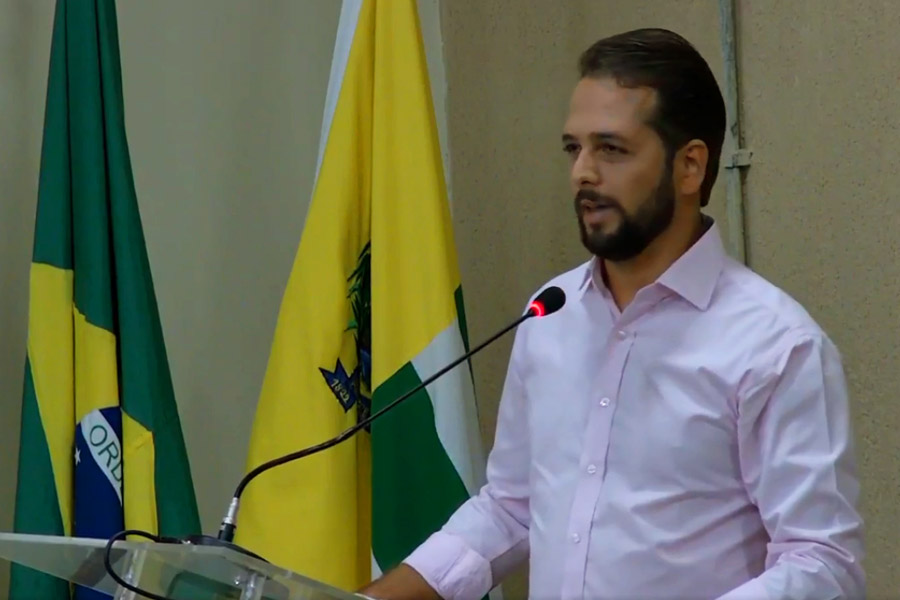 Guilherme Coelho discursa em homenagem a jornalistas na Câmara de Aparecida de Goiânia | Foto: Reprodução