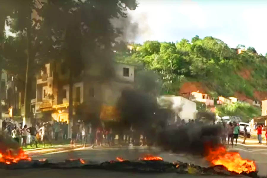 Moradores fecham rodovia em Teolândia, na Bahia | Foto: Reprodução