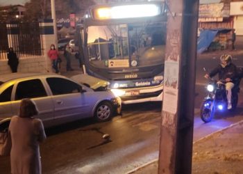 Ônibus bate de frente com carro em Aparecida de Goiânia e idosa fica fétida