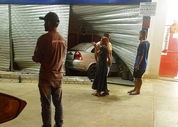 Carro invadiu farmácia de manipulação na Avenida Independência, no Bairro Cidade Livre, em Aparecida de Goiânia | Foto: Leitor / FZ