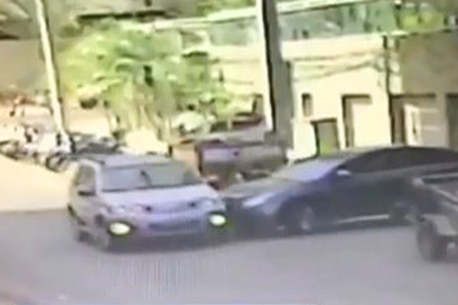 Carro foi atingido antes de invadir restaurante em Goiânia | Foto: Reprodução