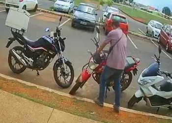 Furto rápido de moto é flagrado por câmera de segurança no DF | Foto: Reprodução