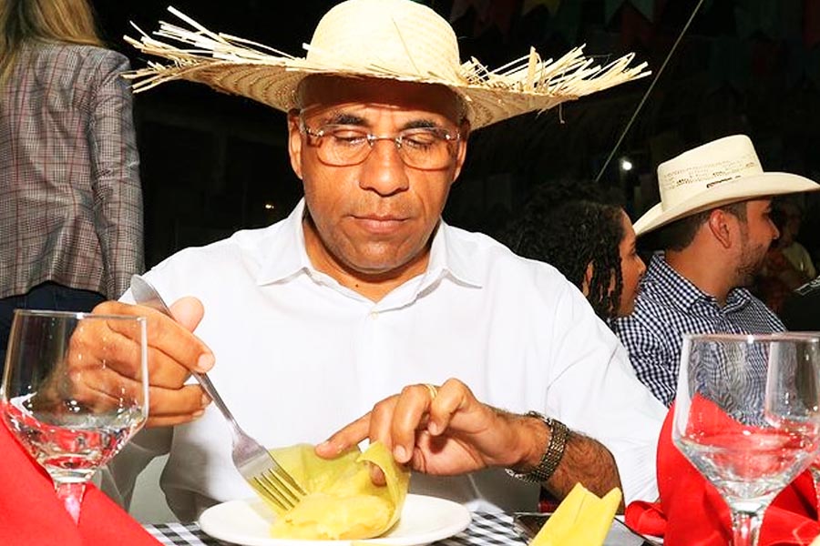 Rogério Cruz veste chapéu e come pamonha durante festa junina | Foto: Reprodução