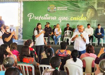 Prefeito Rogério Cruz entrega 1.288 cartões da 4ª etapa do Renda Família + Mulher a beneficiárias da Região Sudoeste | Foto: Folha Z