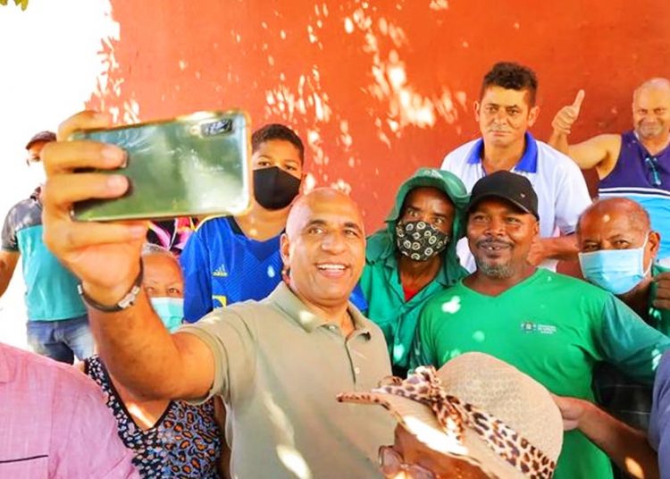 Rogério Cruz tira selfie com moradores e trabalhadores na Região Leste de Goiânia | Foto: Reprodução