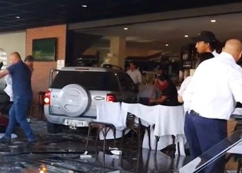 Motorista invadiu restaurante após acelerar carro em Goiânia | Foto: Reprodução