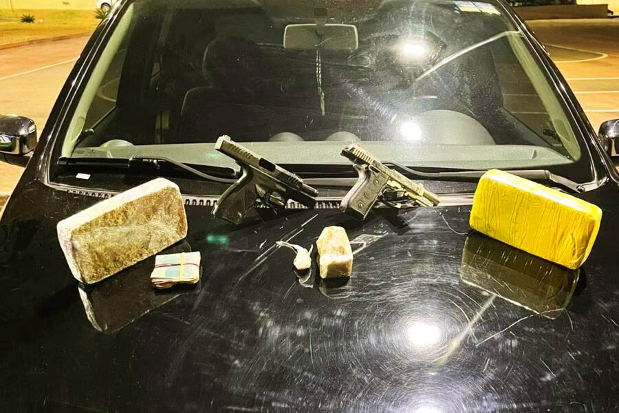 PM prendeu 3 suspeitos, que estavam com o carro usado na ação, além de 2 pistolas e droga | Foto: Reprodução