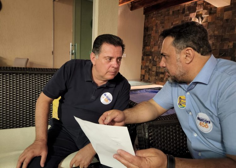 Marconi Perillo em conversa com seu coordenador de campanha em Aparecida, André Fortaleza (Foto: Cauan Santos - Folha Z)