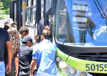 Passageiros embarcam em ônibus do transporte coletivo na Grande Goiânia | Foto: Eduardo Ferreira