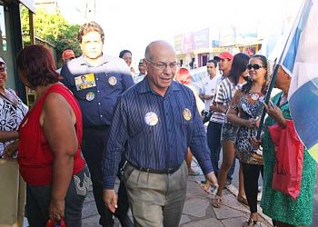 Professor Alcides em caminhada de campanha | Foto: Reprodução