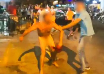 Homem pelado foi contido após correr atrás de pessoas em bar de Goiânia | Foto: Reprodução