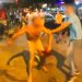 Homem pelado foi contido após correr atrás de pessoas em bar de Goiânia | Foto: Reprodução