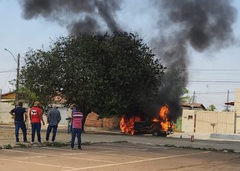Moradores observam kombi em chamas em frente a uma praça | Foto: Folha Z