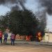 Moradores observam kombi em chamas em frente a uma praça | Foto: Folha Z