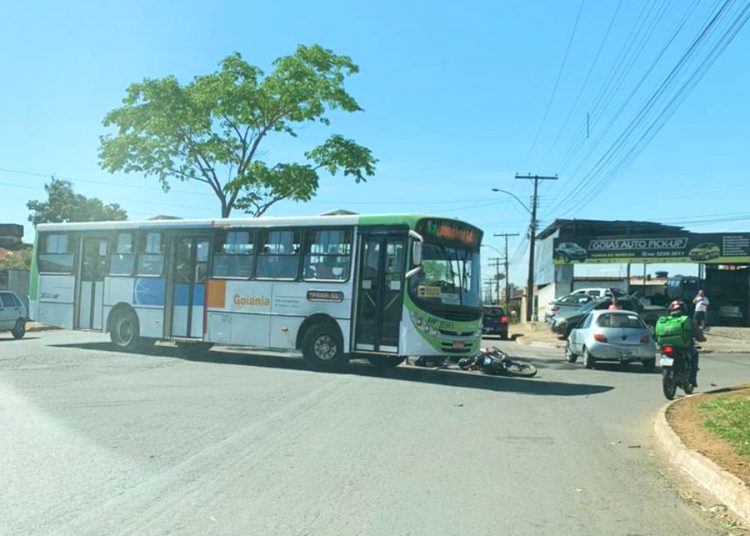 Acidente entre ônibus e moto no Jardim Tropical | Foto: Leitor / FZ