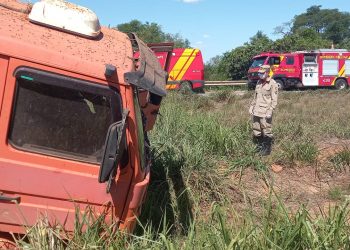 Motorista do caminhão teve ferimentos no rosto e foi levado para o hospital em Inhumas | Foto: Corpo de Bombeiros