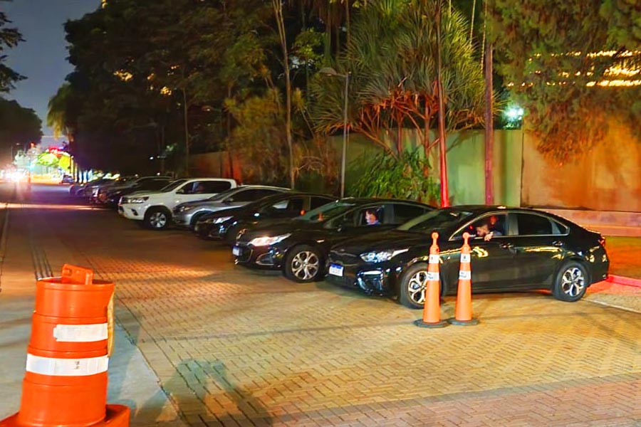 Carros de deputados convocados para reunião com o governador Ronaldo Caiado no Palácio nesta 3ª feira (22) | Foto: Folha Z