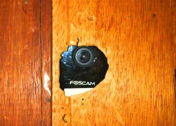 Casal encontra câmera escondida de frente para cama em apartamento alugado para viagem no RJ | Foto: Reprodução