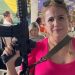 Diretora da Escola Estadual Washington Barros França, em Jataí, Lúcia Siqueira Tavares foi afastada após foto com fuzil | Foto: Reprodução