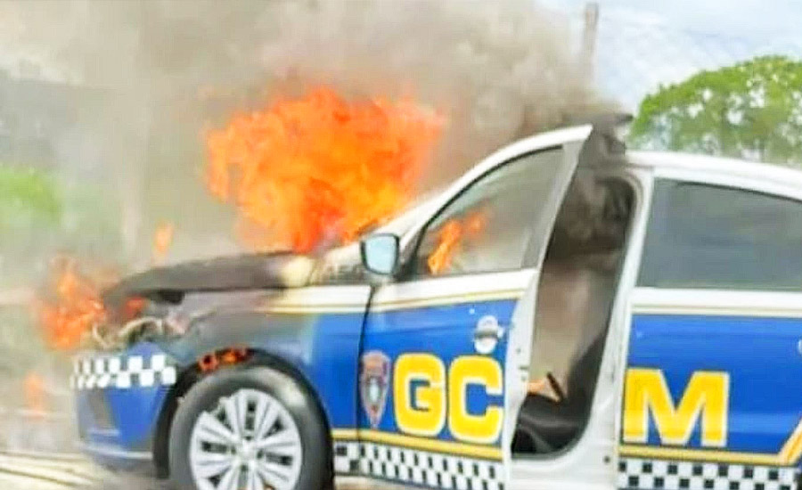 Viatura da GCM de Aparecida de Goiânia pegou fogo na Av. Bernardo Sayão, em Goiânia | Foto: Leitor / FZ